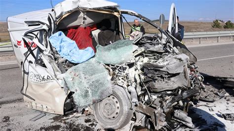 K­ü­t­a­h­y­a­­d­a­ ­t­r­a­f­i­k­ ­k­a­z­a­s­ı­:­ ­1­ ­ö­l­ü­,­ ­1­ ­y­a­r­a­l­ı­